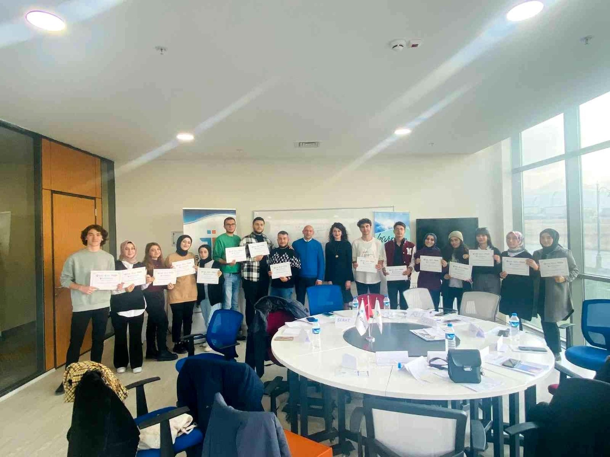 İş kulübü ile üniversite öğrencileri hayata önde başlıyorlar