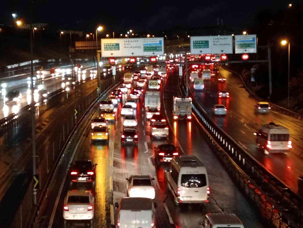 İstanbul'da sağanak yağış hayatı olumsuz etkiledi