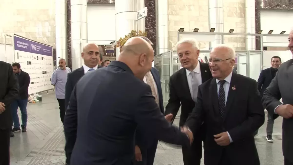 İzmir\'de Gelinlik Fuarı Kapılarını Açtı. Tunç Soyer: İzmir\'in Her Bir Tüccarı, Sanayicisi, İş İnsanı ve Esnafı Bizim Yol Arkadaşımızdır