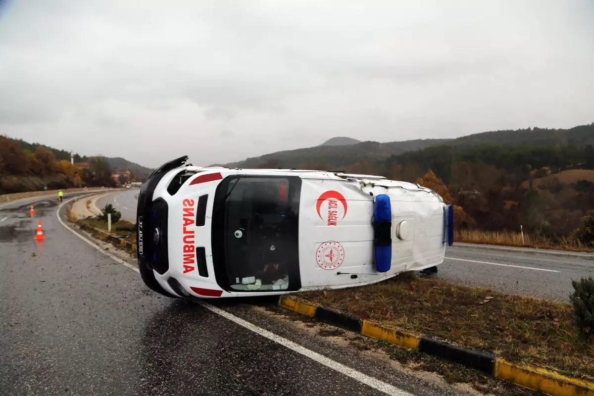 Kastamonu\'da devrilen ambulanstaki 3 sağlık personeli yaralandı