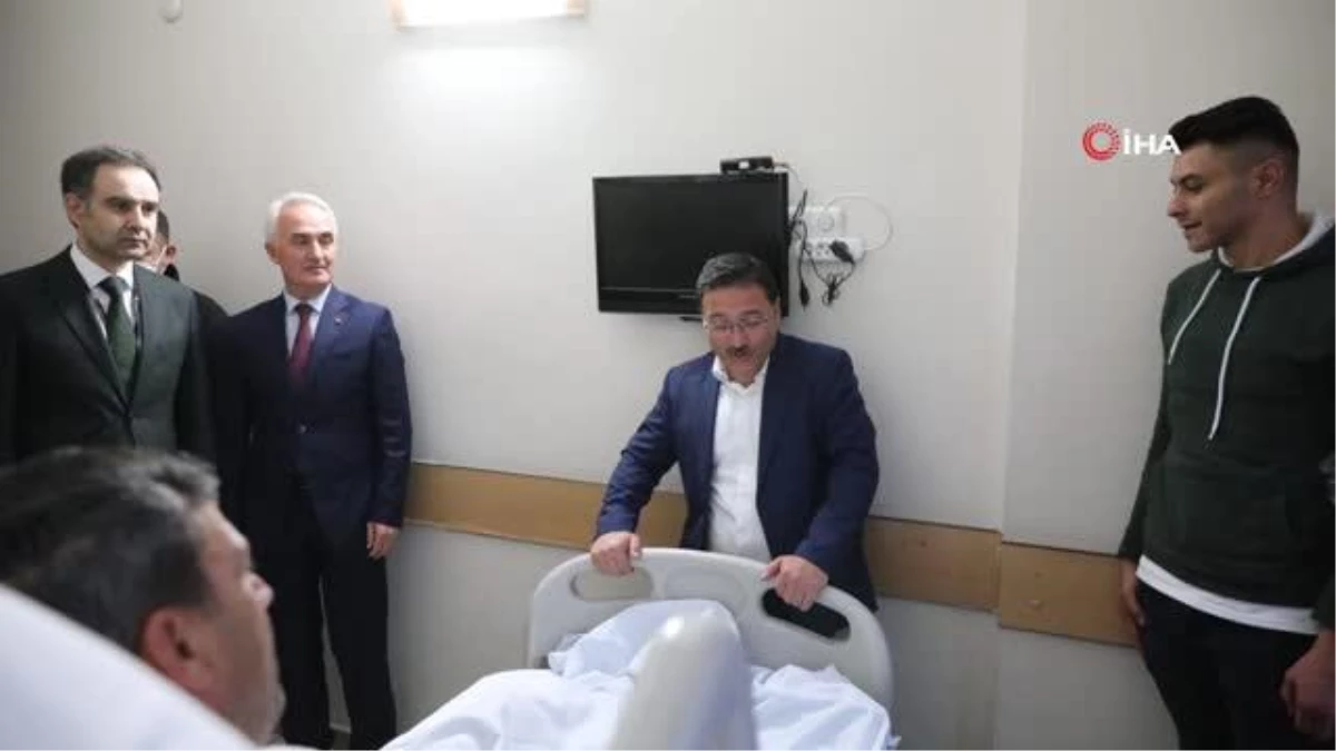 Kayseri Valisi Gökmen Çiçek, yaralı polis ve bekçiyi hastanede ziyaret etti