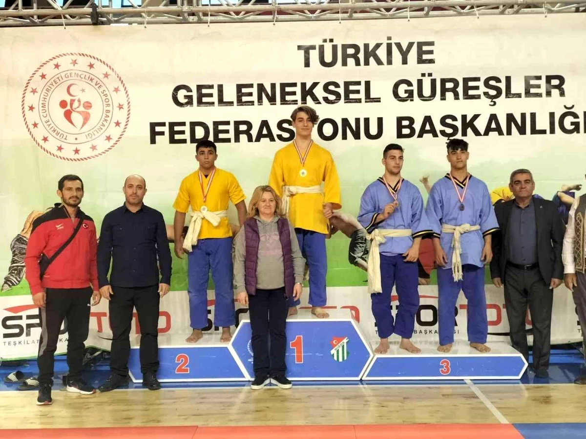 Kuşak Güreşi Ümit Kadınlar ve Erkekler Türkiye Şampiyonası\'nda Bilecikli sporculardan büyük başarı