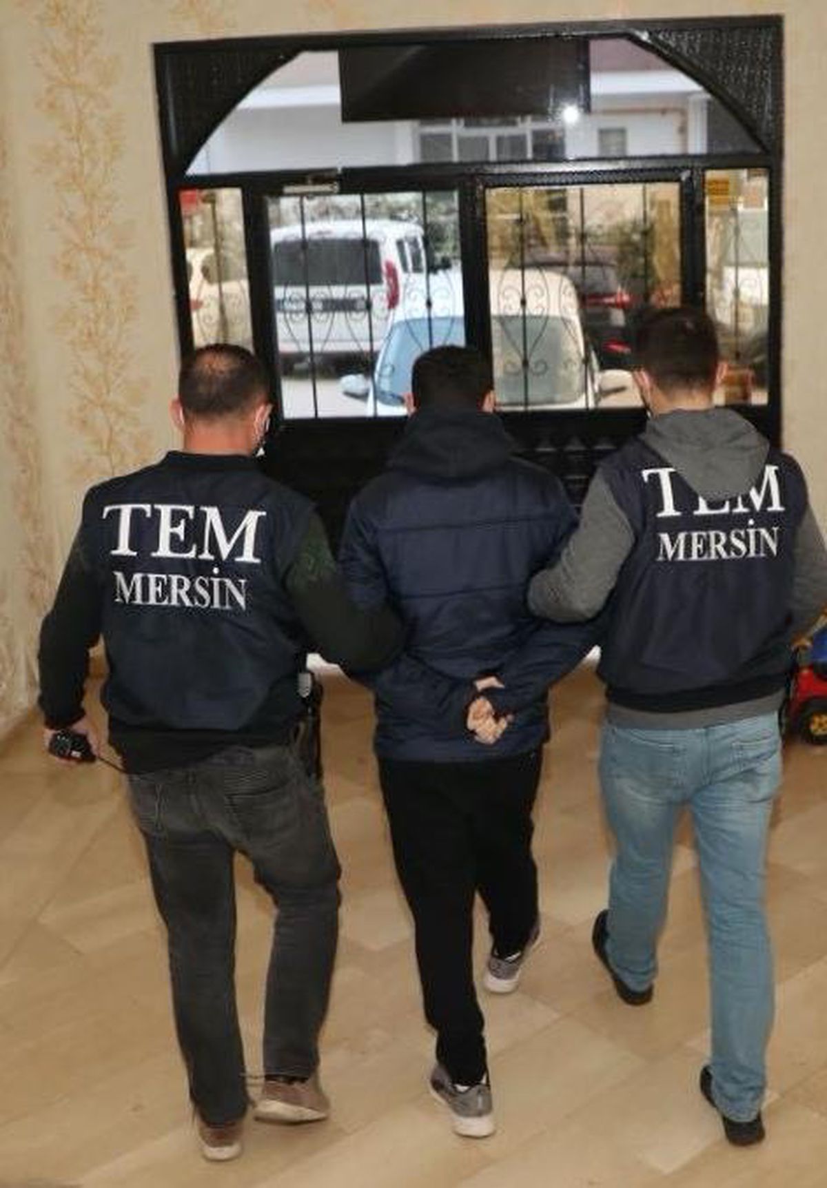 Mersin\'de DEAŞ operasyonunda yakalanan 2 zanlıdan 1\'i tutuklandı