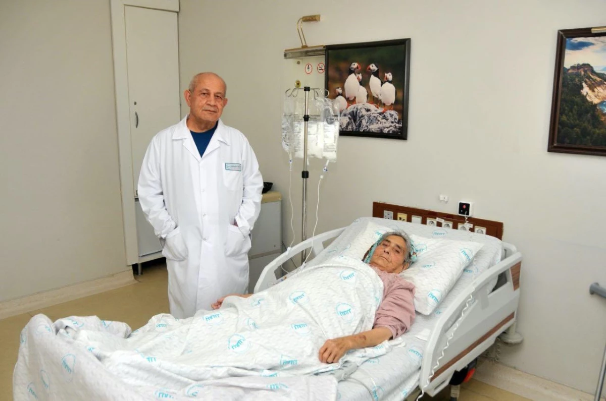 Mersin\'de safra kesesindeki taş bağırsağına ulaşan kadın ameliyat edildi