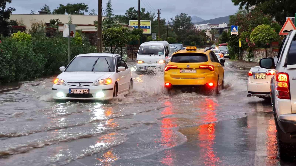 Meteoroloji\'den Muğla\'ya kuvvetli sağanak ve fırtına uyarısı