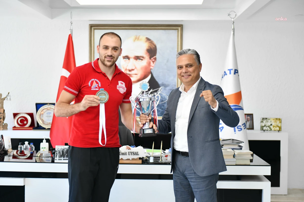 Muratpaşalı Şampiyon Kızıl\'dan, Başkan Uysal\'a Ziyaret