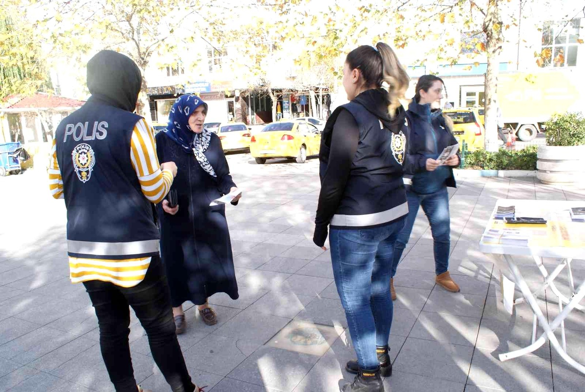Polisten kadınlara şiddete karşı uyarı broşürü