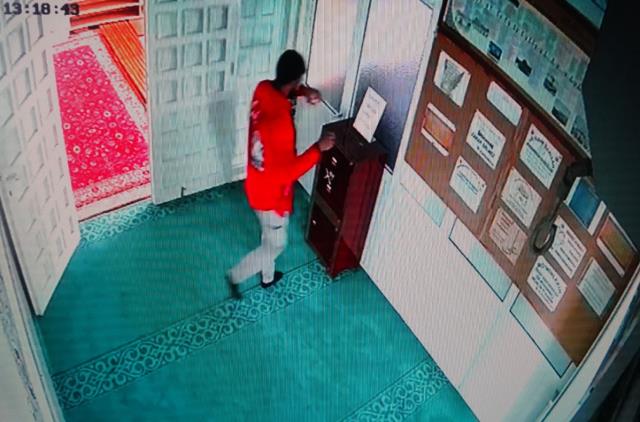 Sakızın bir de böyle özelliği varmış! Antalya'da hırsızın cami kasasından paraları çalma yöntemi hayrete düşürdü Sakızın bir de böyle özelliği varmış! Antalya'da hırsızın cami kasasından paraları çalma yöntemi hayrete düşürdü