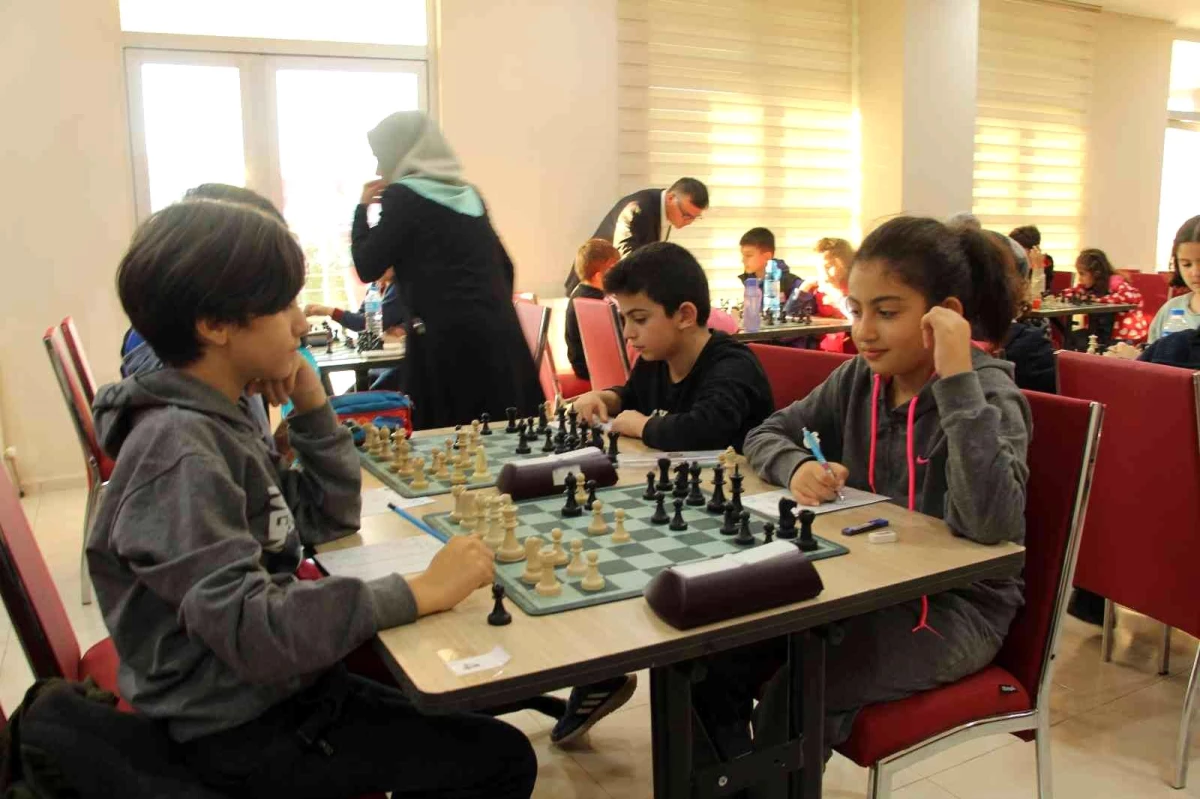 Siirt\'te satranç turnuvasında anne oğluna rakip oldu
