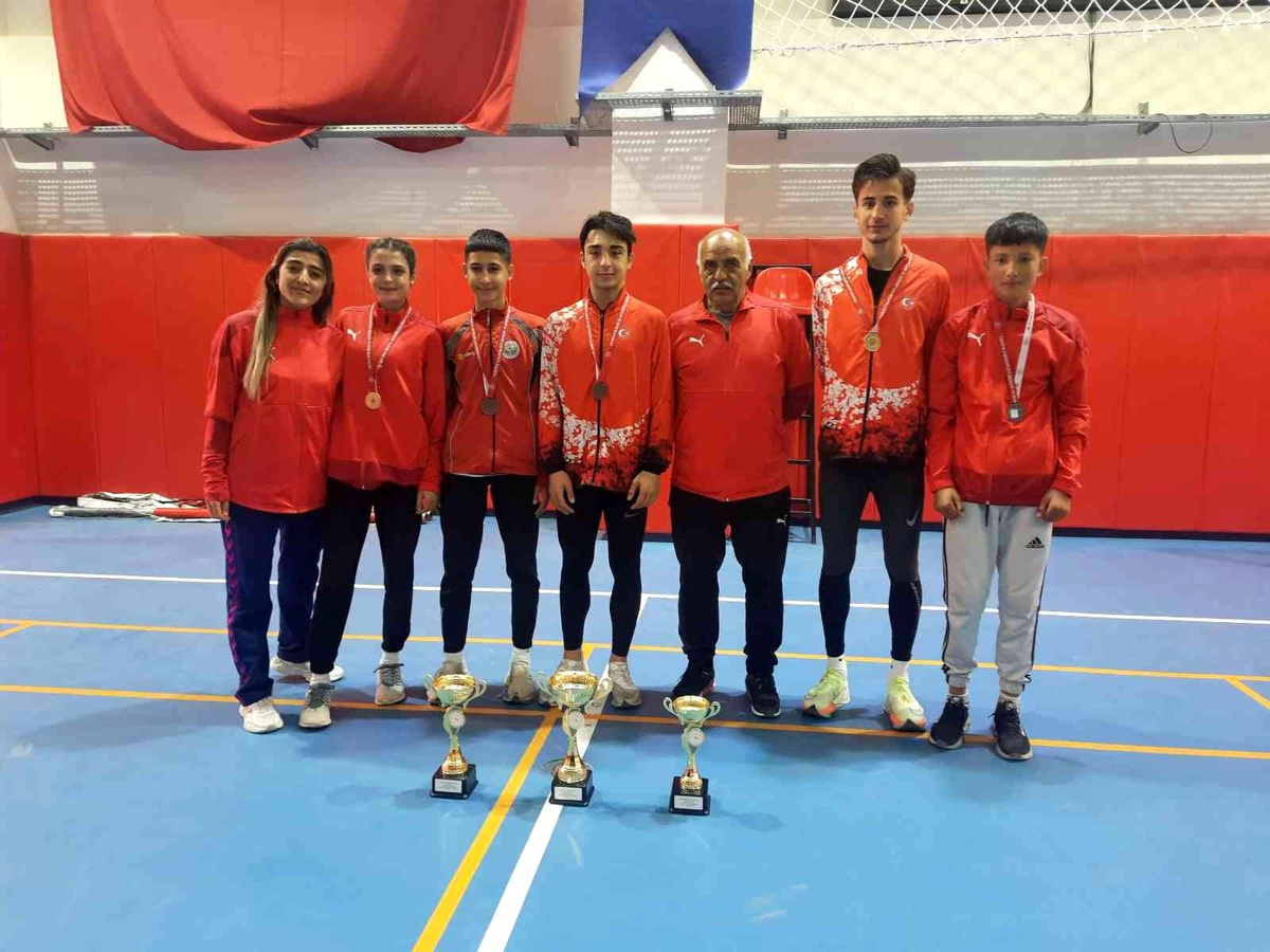Sivaslı atletler kupalarla döndü