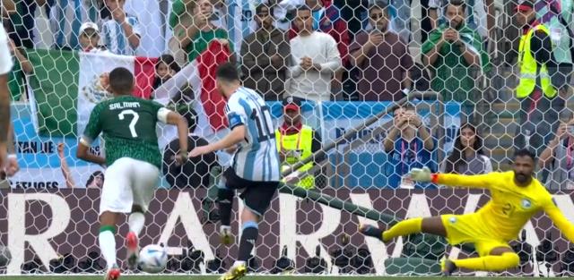 Suudi Arabistan kalecisi, Messi'nin attığı gol öncesi yaptığı hareketle dalga konusu oldu Suudi Arabistan kalecisi, Messi'nin attığı gol öncesi yaptığı hareketle dalga konusu oldu