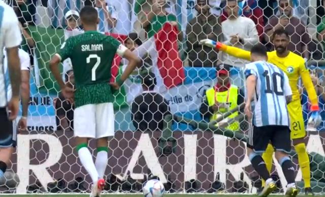 Suudi Arabistan kalecisi, Messi'nin attığı gol öncesi yaptığı hareketle dalga konusu oldu Suudi Arabistan kalecisi, Messi'nin attığı gol öncesi yaptığı hareketle dalga konusu oldu