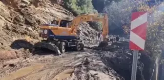 Tire'de toprak kayması sonucu kapanan köy yolunda çalışma yapıldı