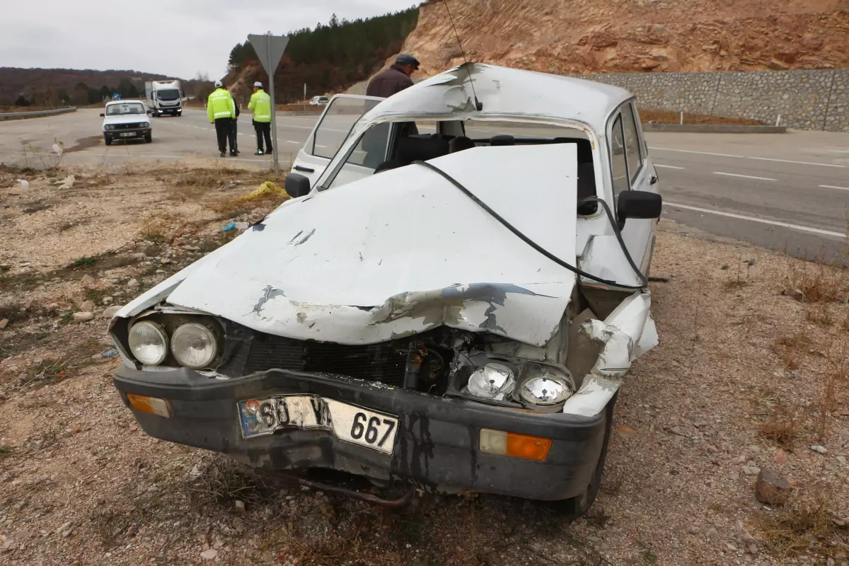 OTOMOBİL, KAVAK AĞACI YÜKLÜ TRAKTÖRE ÇARPTI: 6 YARALI