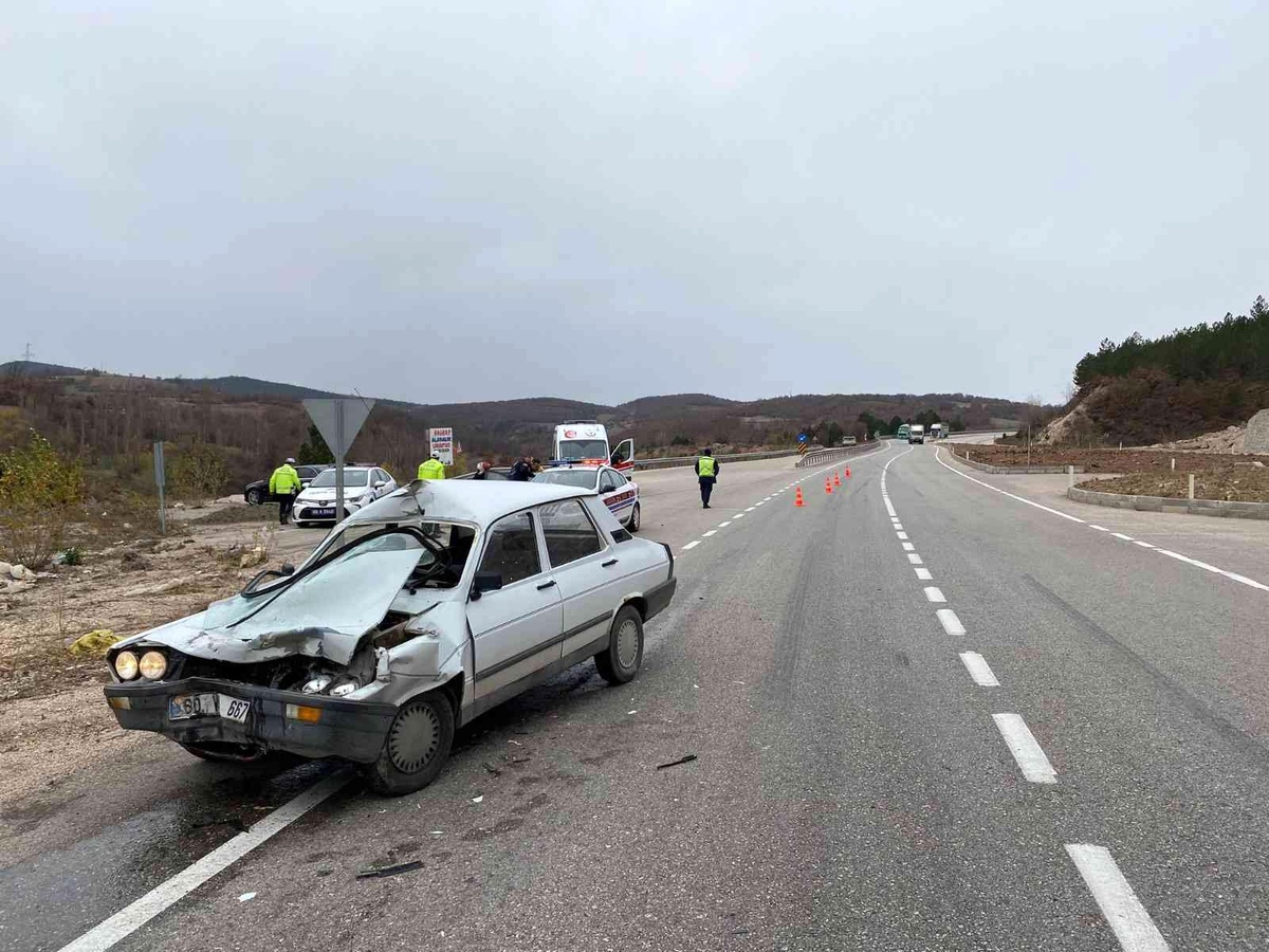 Tokat\'ta otomobil traktöre çarptı: 6 yaralı