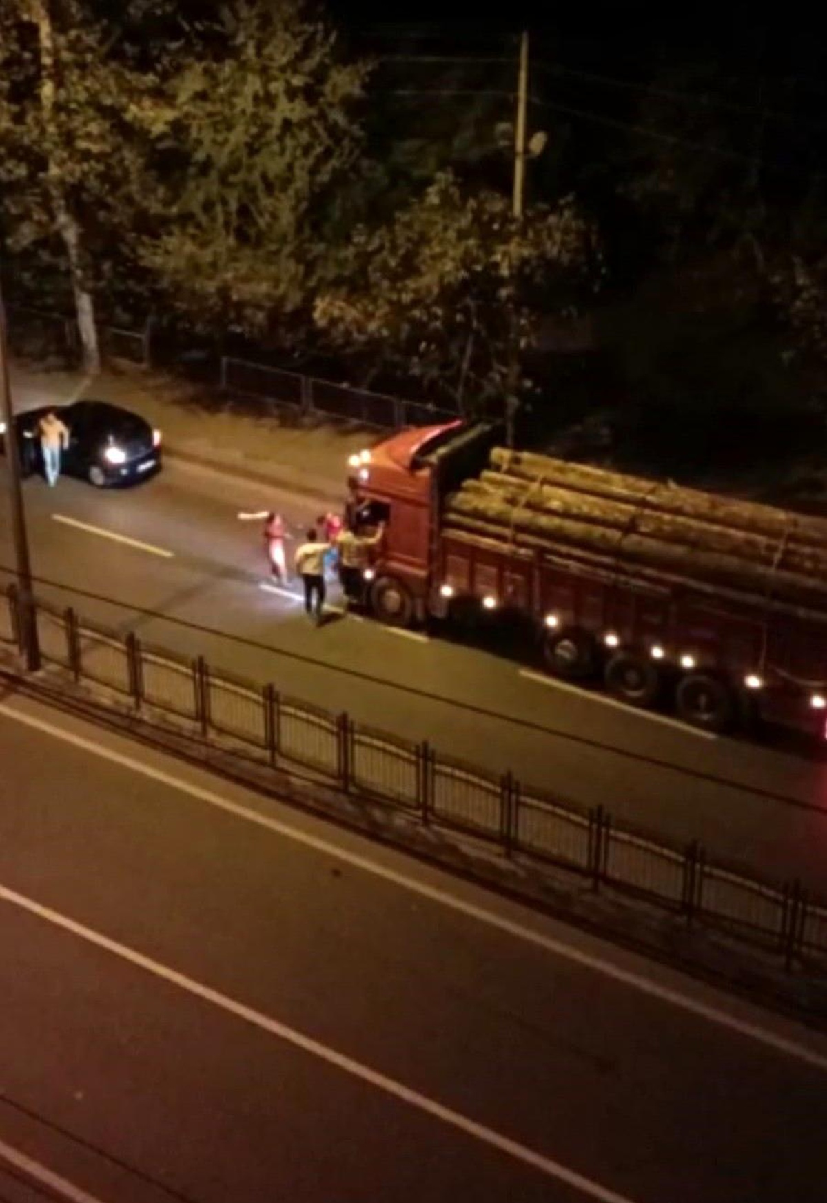 Trafikte yol verme kavgası cep telefonu kameralarına yansıdı