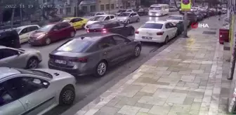 Yola fırlayan yayaya otomobil böyle çarptı
