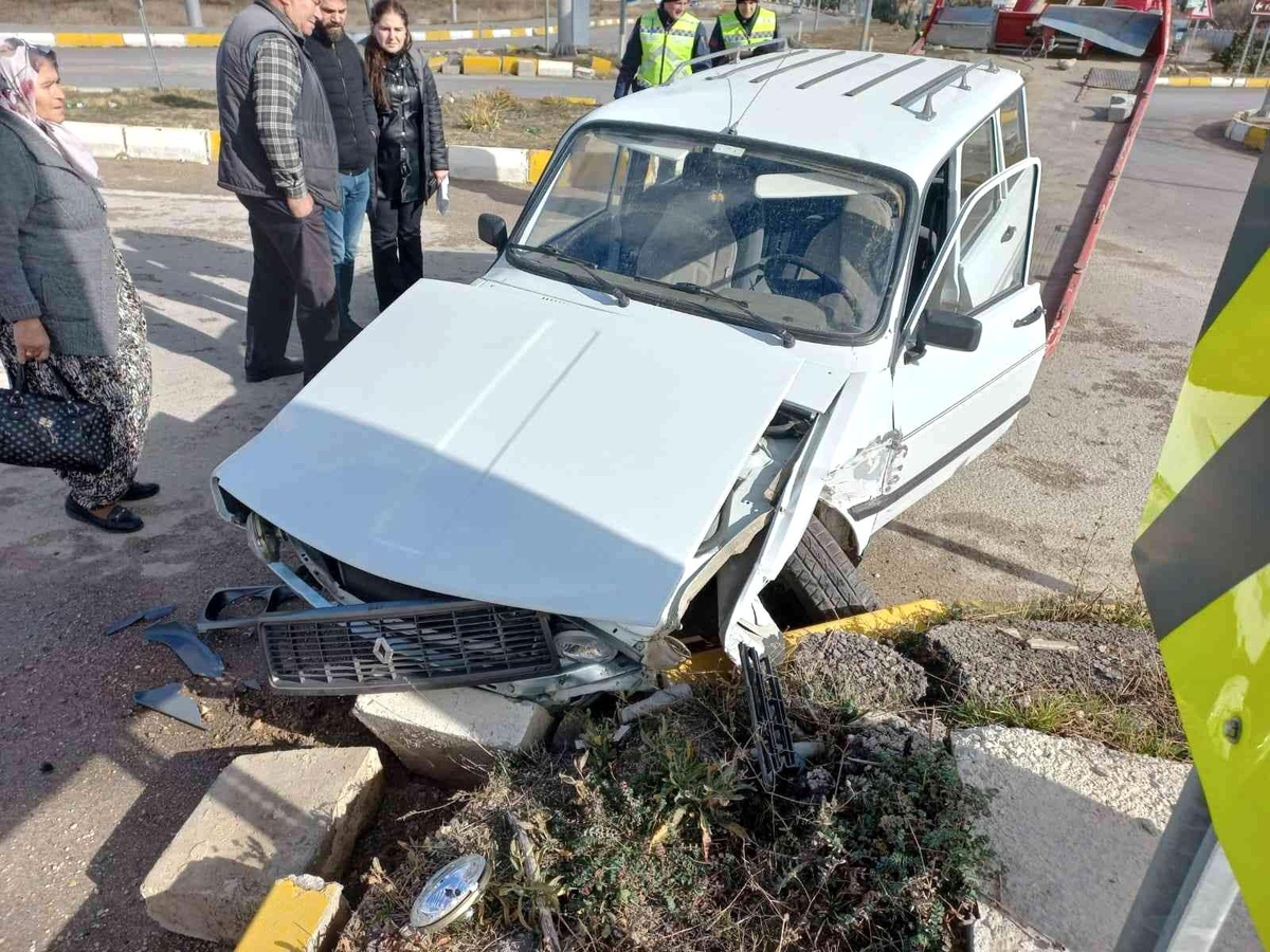 2 otomobilin çarpıştığı kazada şans eseri yaralanan olmadı