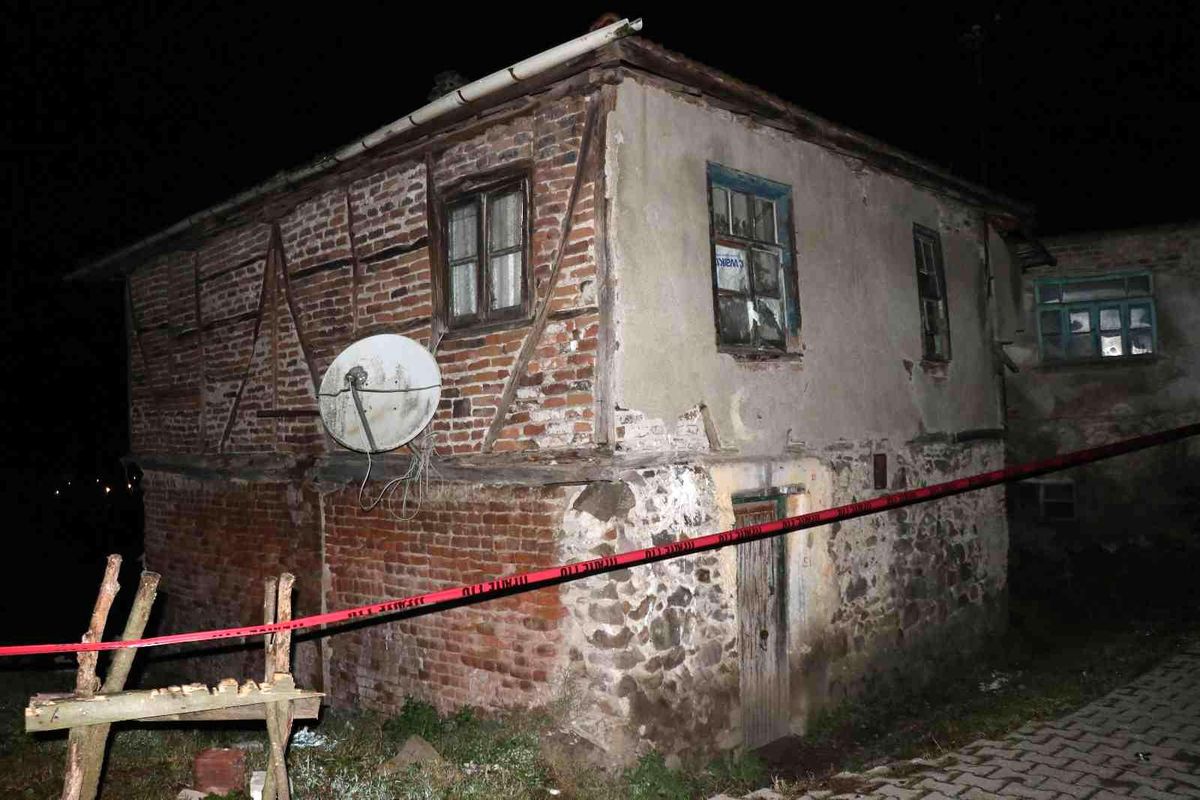 Deprem nedeniyle 5 kişilik ailenin yaşadığı evde hasar oluştu