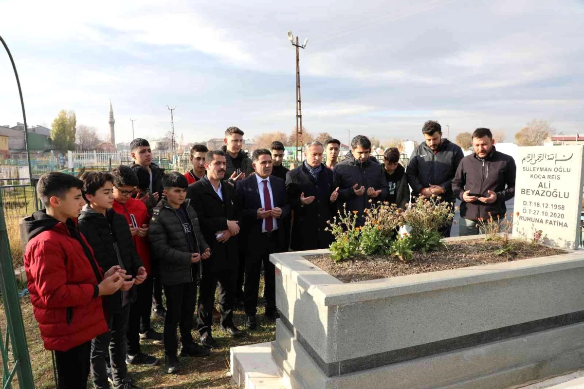 Ağrı\'da şube müdürü Ali Beyazoğlu mezarı başında anıldı