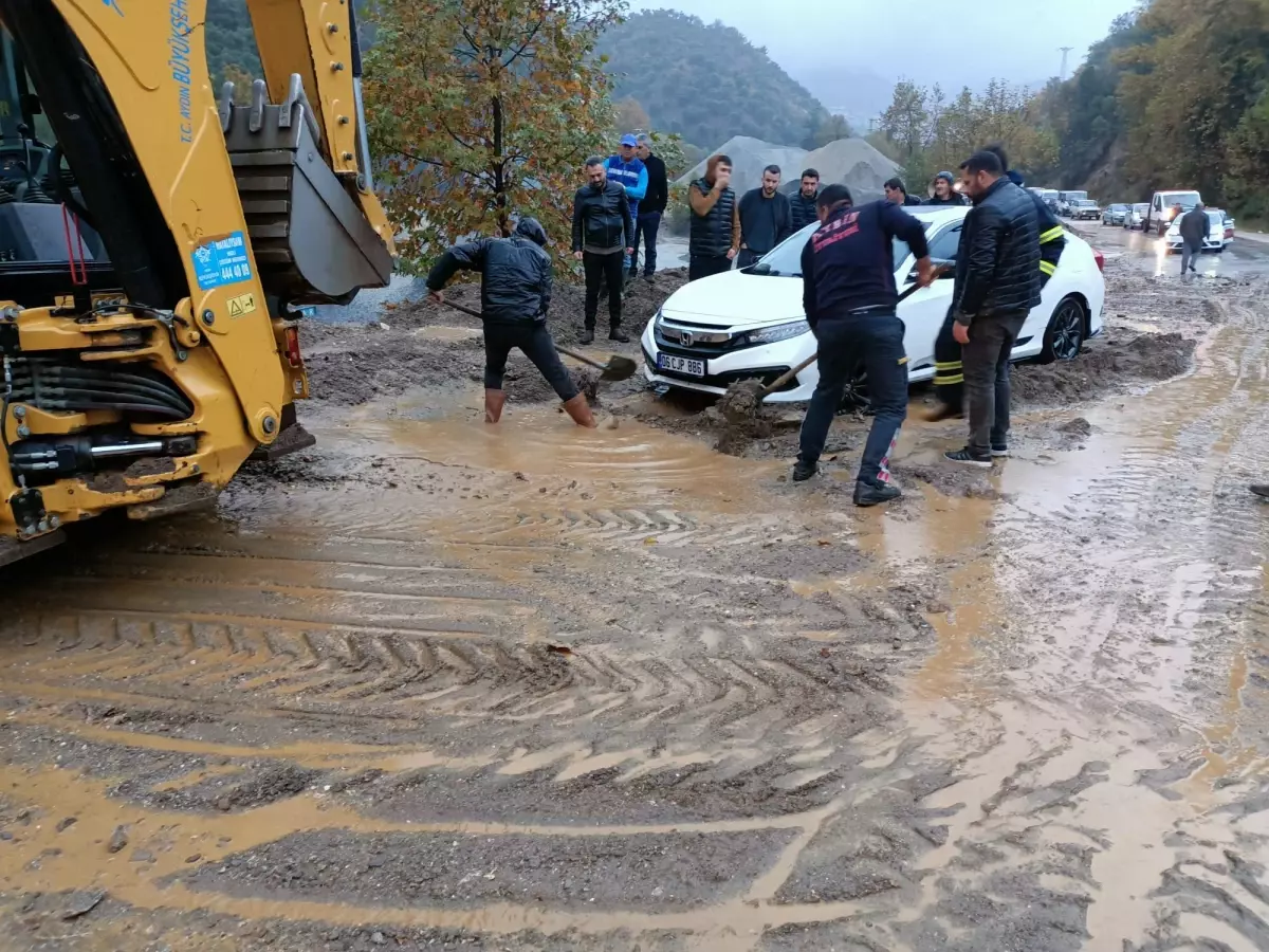 Aydın'da sağanak toprak kaymasına neden oldu