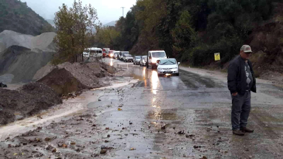 Aydın\'da şiddetli yağış sonrası Köşk-Ödemiş yolu trafiğe kapandı
