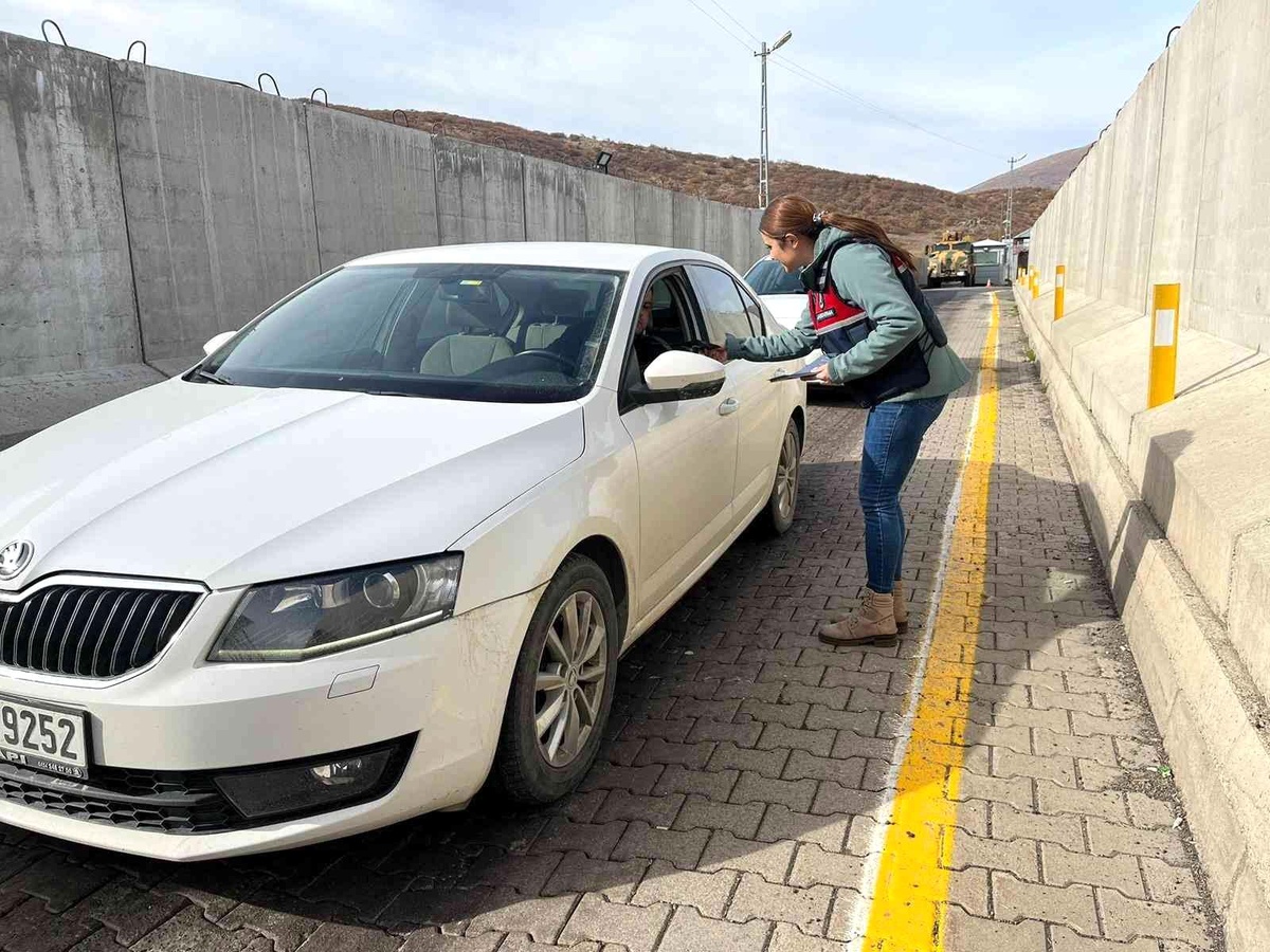 Bingöl\'de jandarma 2 bin 670 vatandaşa KADES\'i tanıttı
