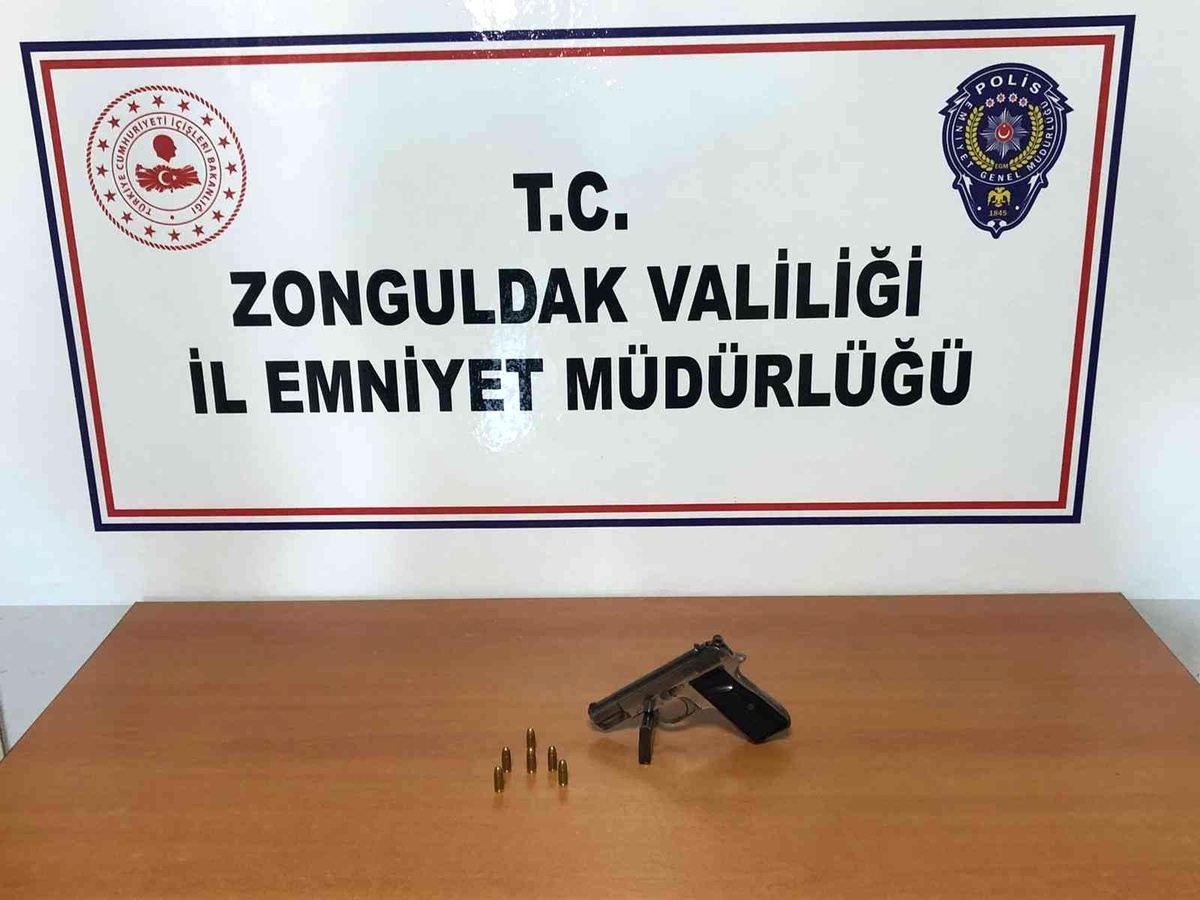 Denetimlerde aranan 4 kişiden uyuşturucu ve silah çıktı