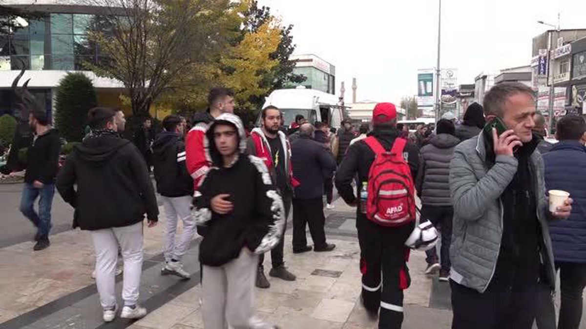 (DRON) Deprem nedeniyle vatandaşlar sokaklarda bekleyişini sürdürüyor (3)