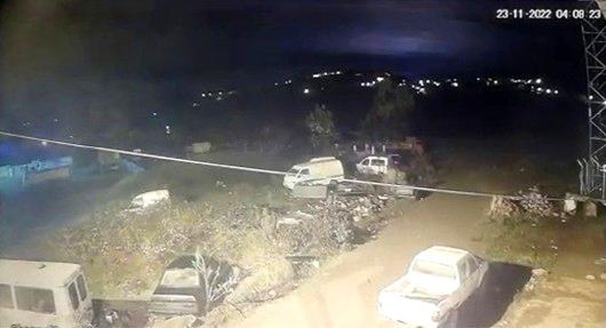 Deprem sırasında ortaya çıkan ışık güvenlik kamerasına yansıdı