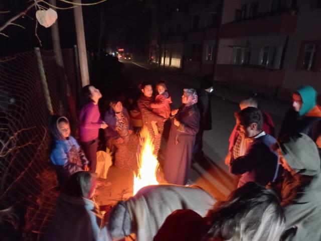 Depreme uykusunda yakalanan vatandaşlar sokağa çıktı, ısınmak için ateş yaktılar Depreme uykusunda yakalanan vatandaşlar sokağa çıktı, ısınmak için ateş yaktılar