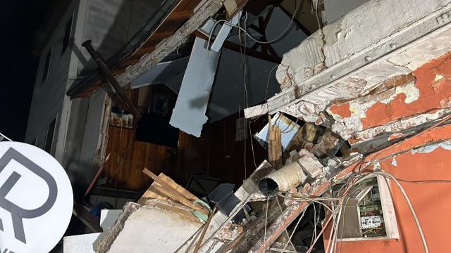 Depreme uykusunda yakalanan vatandaşlar sokağa çıktı, ısınmak için ateş yaktılar Depreme uykusunda yakalanan vatandaşlar sokağa çıktı, ısınmak için ateş yaktılar