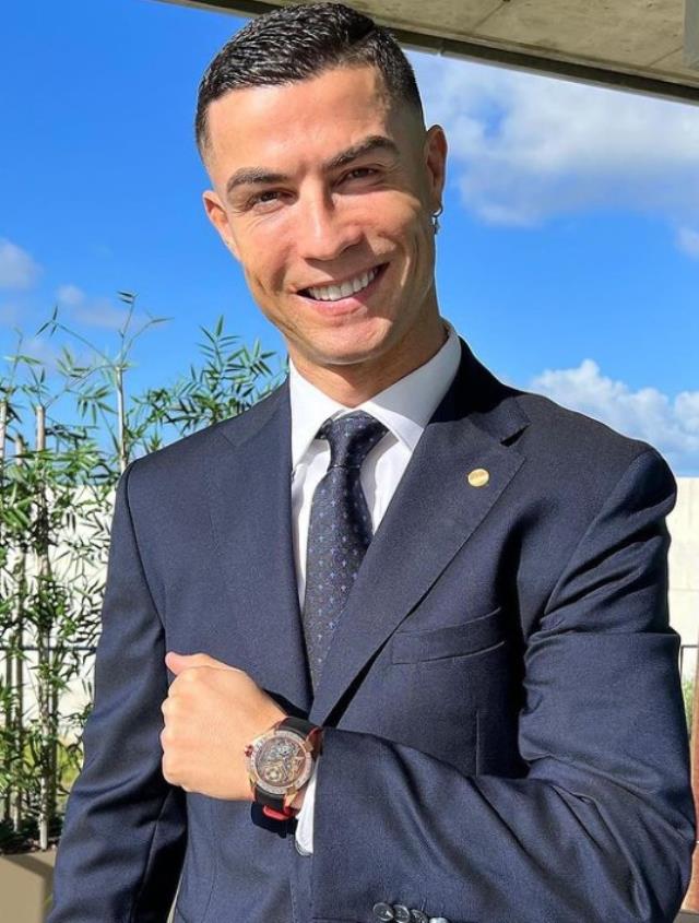 Dünya, Cristiano Ronaldo'nun paylaşımını konuşuyor! Yeni takımı taktığı saatte gizli Dünya, Cristiano Ronaldo'nun paylaşımını konuşuyor! Yeni takımı taktığı saatte gizli