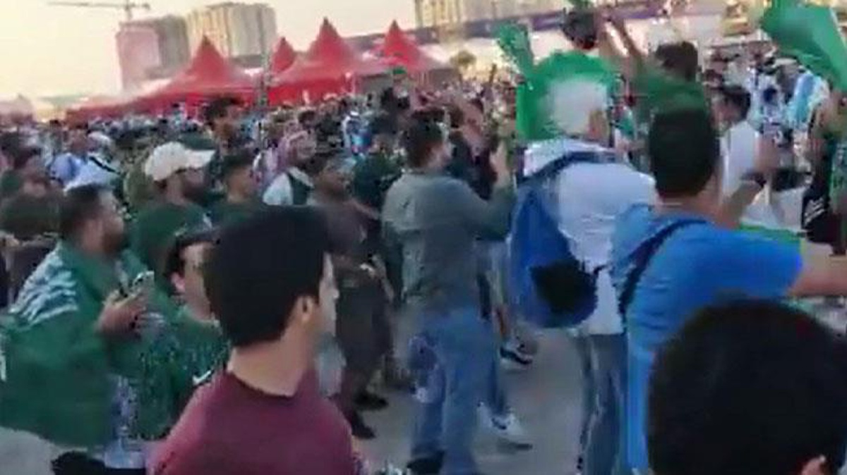 Dünya Kupası\'na damga vurdular! Suudi taraftarlardan stat çıkışı Messi\'yi sinirlendirecek davranış