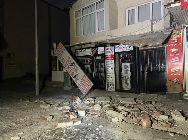Düzce'de 5.9 şiddetinde deprem! Sarsıntı İstanbul dahil birçok ilden hissedildi Düzce'de 5.9 şiddetinde deprem! Sarsıntı İstanbul dahil birçok ilden hissedildi