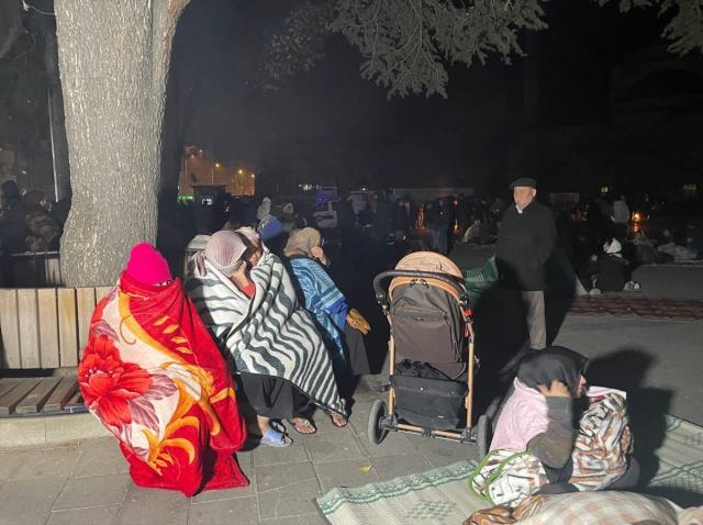 Düzce'de 5.9 şiddetinde deprem! Sarsıntı İstanbul dahil birçok ilden hissedildi Düzce'de 5.9 şiddetinde deprem! Sarsıntı İstanbul dahil birçok ilden hissedildi