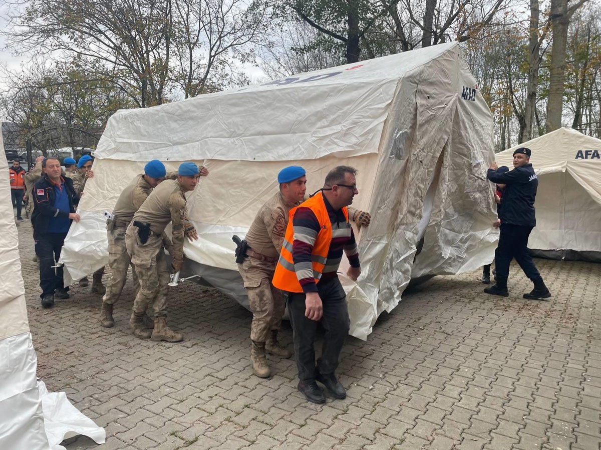 Düzce\'de AFAD görevlileri, jandarma komandoların yardımıyla deprem çadırı kurdu