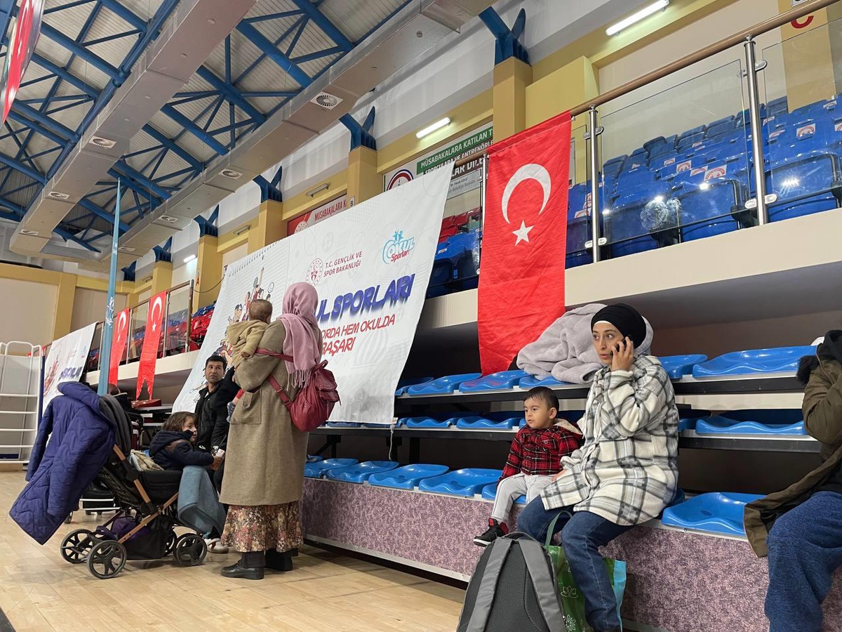 Düzce\'de evlerine giremeyen vatandaşlar yağmur nedeniyle spor salonlarına taşınıyor