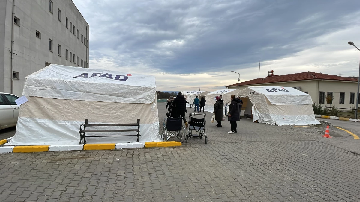Düzce\'de hastane bahçesine olası yoğunluğa karşı AFAD çadırları kuruldu
