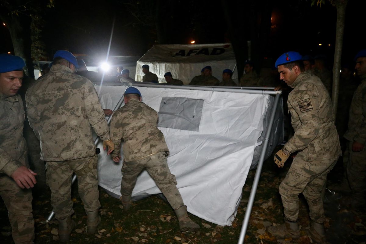 Düzce\'de vatandaşların park ve bahçelerde bekleyişi sürüyor