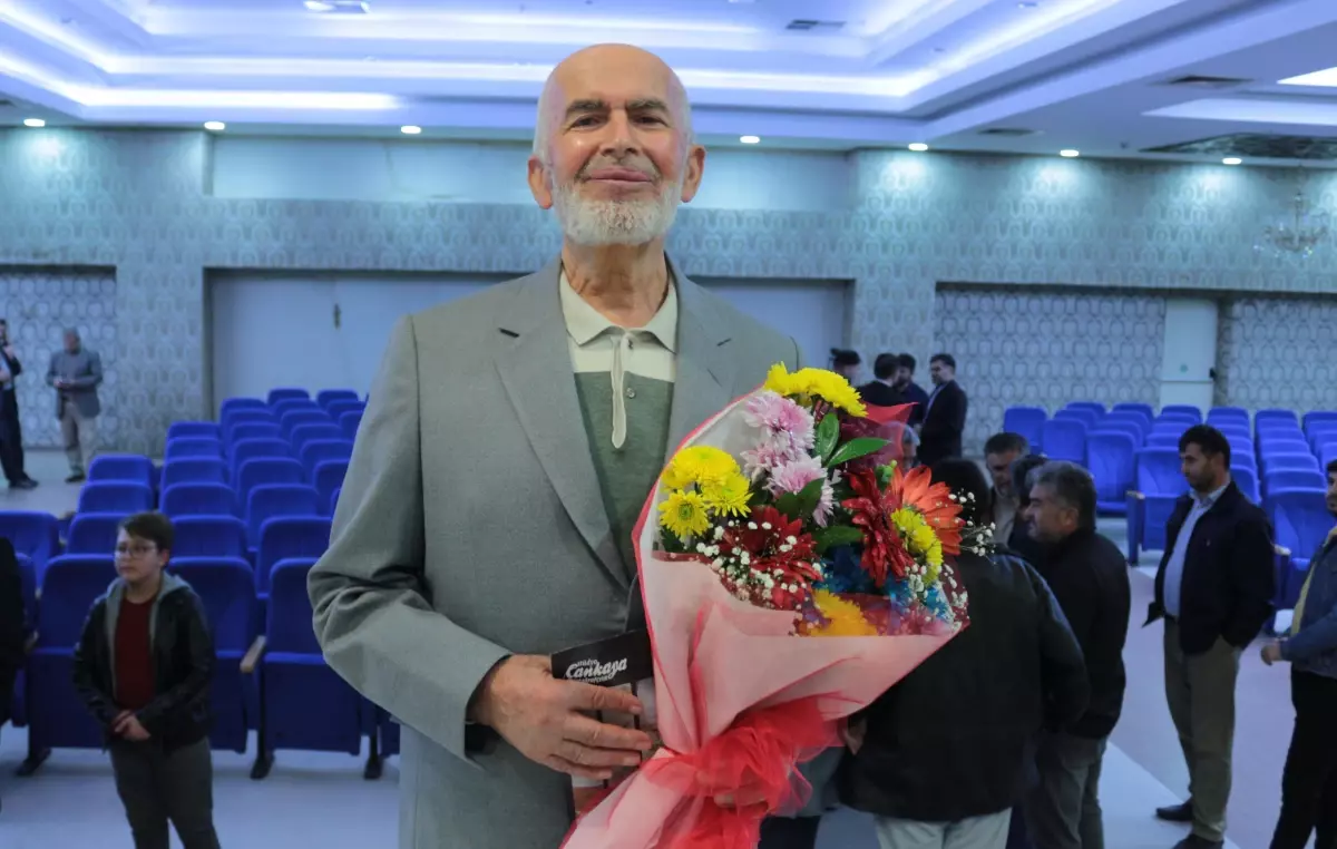 Emekli öğretmene devletin farklı kademelerinde çalışan öğrencilerinden sürpriz kutlama