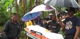 Endonezya'da meydana gelen depremde hayatını kaybedenler defnediliyor