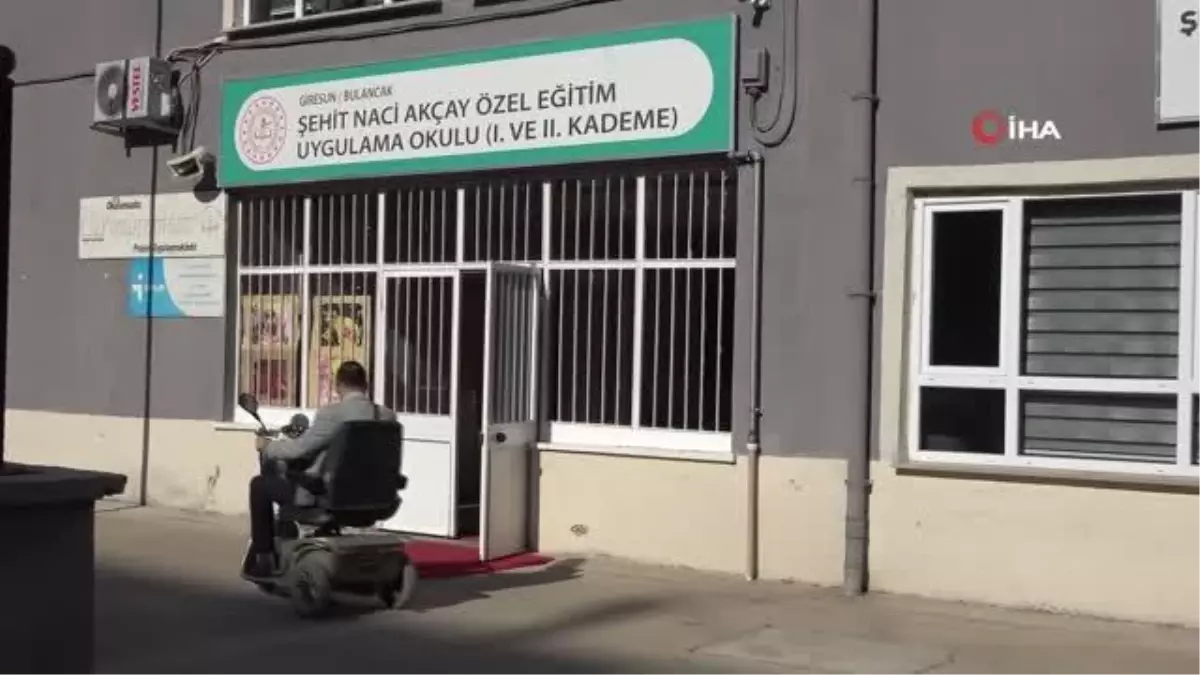 Engelleri azmiyle aştı... Çocukluk hayali olan öğretmenlik mesleğini gururla yapıyor