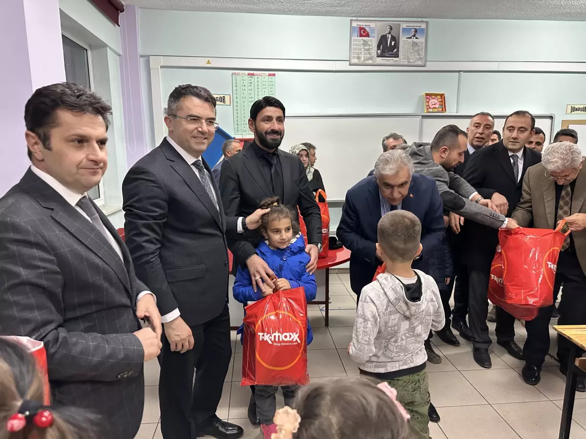 Erzurum'da 1000 öğrenciye kışlık giysi yardımı yapıldı