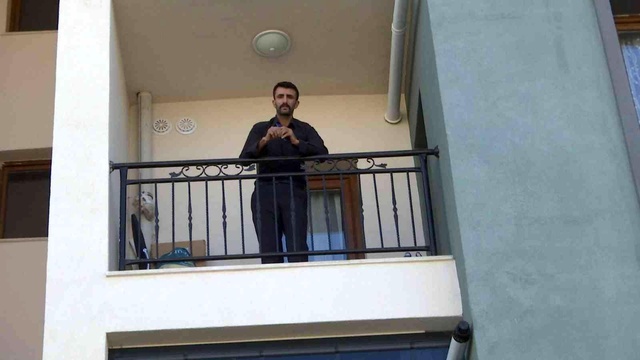 Evinde mahsur kalıp, vinçle balkondan alındı! İşe gidemeyince çıkışı verildi Evinde mahsur kalıp, vinçle balkondan alındı! İşe gidemeyince çıkışı verildi