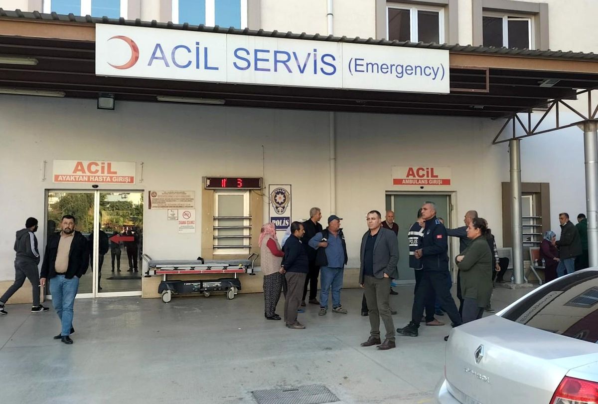Evinde tadilat yapan ustayı silahla vurarak yaraladı