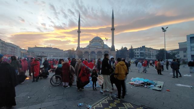 Fırsatçılar deprem de dinlemiyor! Vatandaşlar kendini sokağa atınca hemen harekete geçtiler