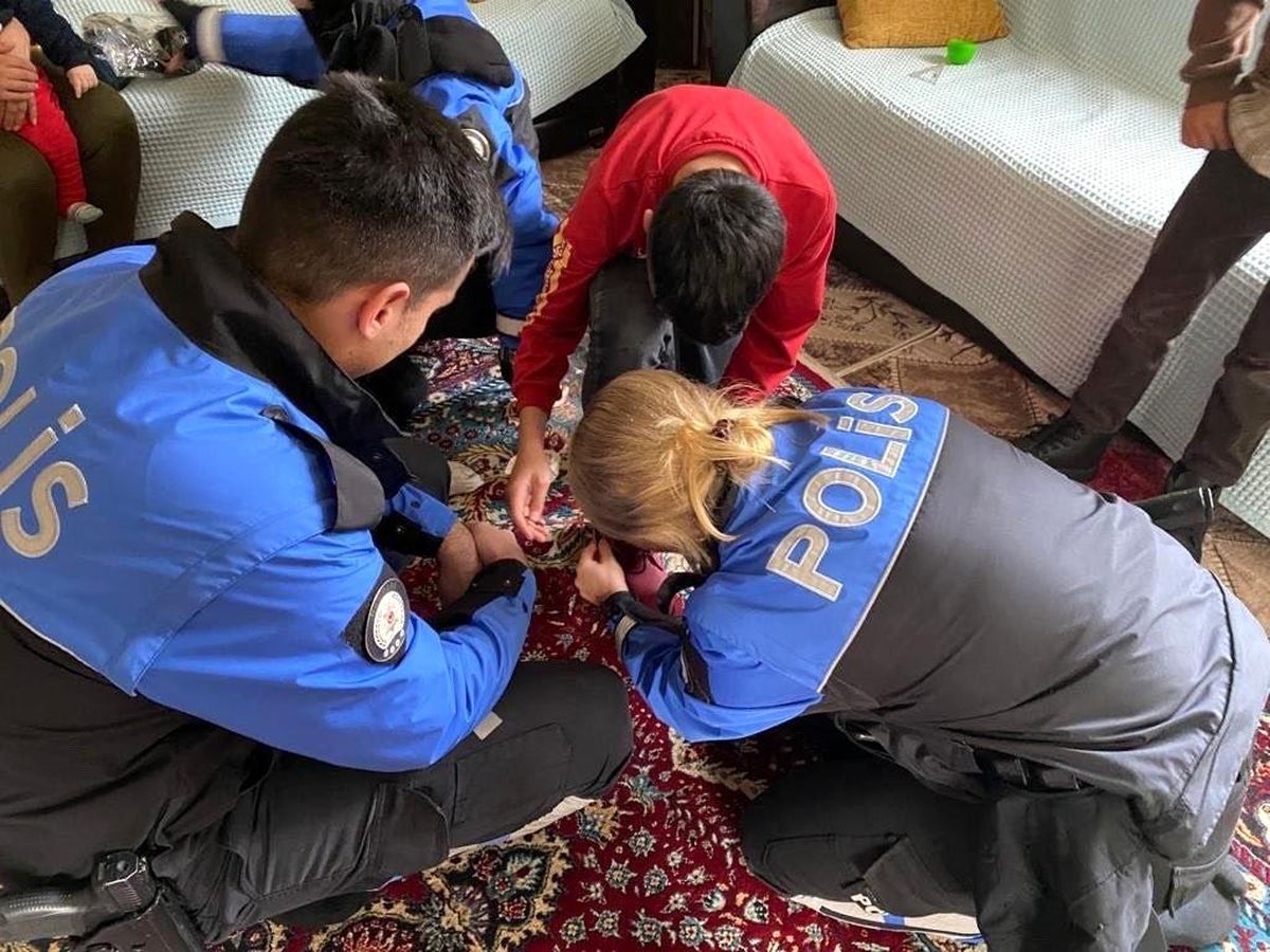 Hakkari polisi ihtiyaç sahibi aileleri sevindirmeye devam ediyor