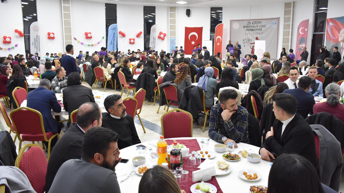 Hakkari Valisi Akbıyık öğretmenlerle yemekte buluştu