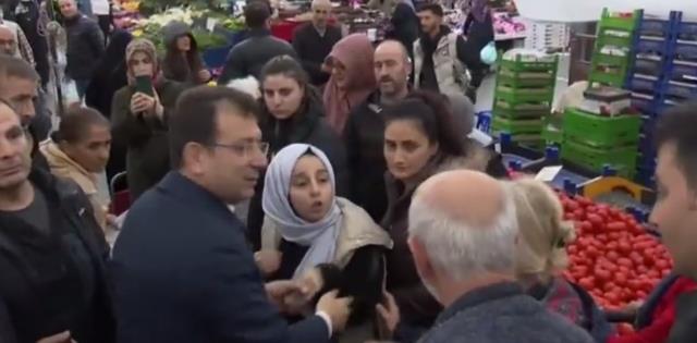 İmamoğlu'nun pazar ziyaretinde ilginç anlar! 'Şiddet görüyorum' diyen kadının imdadına yetişti İmamoğlu'nun pazar ziyaretinde ilginç anlar! 'Şiddet görüyorum' diyen kadının imdadına yetişti